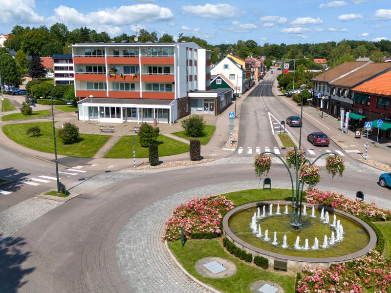 En gul och vit byggnad mot blå himmel.